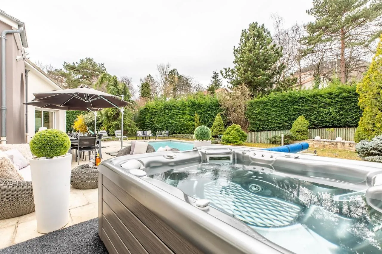Sky View Cinema, Piscine, Spa Ceyrat France